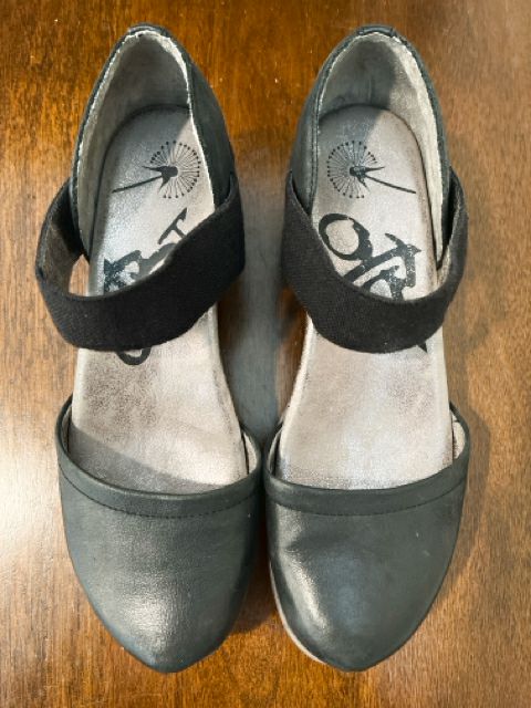 OTBT Size 8.5 Black Shoes