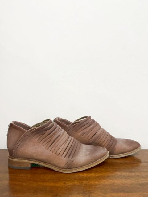 Free People Size 6.5 Taupe Shoes