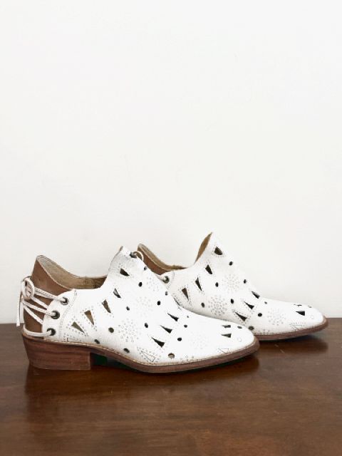 Musse Cloud Size 9 White Shoes