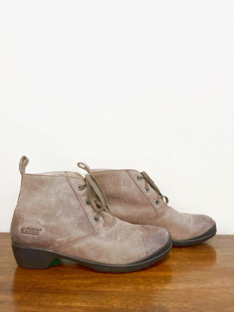 Bogs Size 8.5 Taupe Shoes