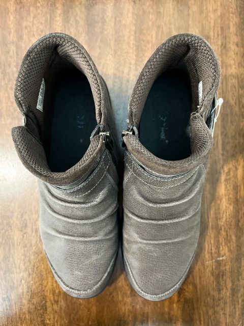 OrthoFeet Size 10.5 Taupe Shoes