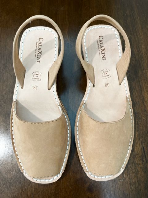 CalaXii Size 7.5 Tan Shoes