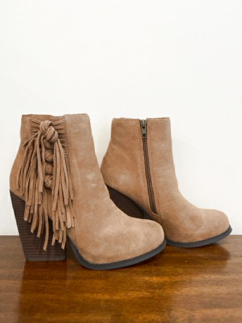 Very Volatile Size 8.5 Tan Shoes