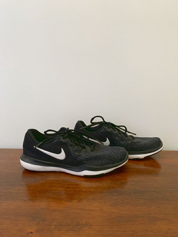 Nike Size 6 Black Shoes