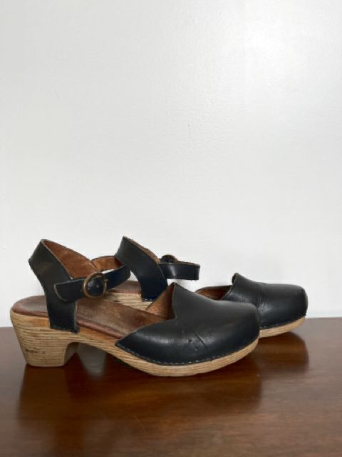 Dansko Size 8 Black Shoes