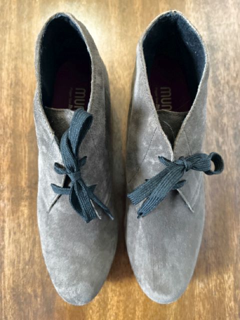 Munro Size 9 Taupe Shoes