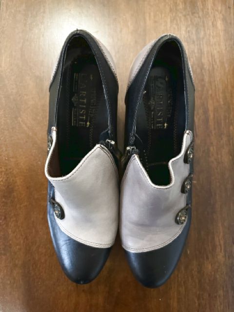 L'Artiste Size 11 Grey Shoes