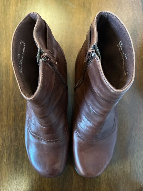 Clarks Size 9 Brown Shoes